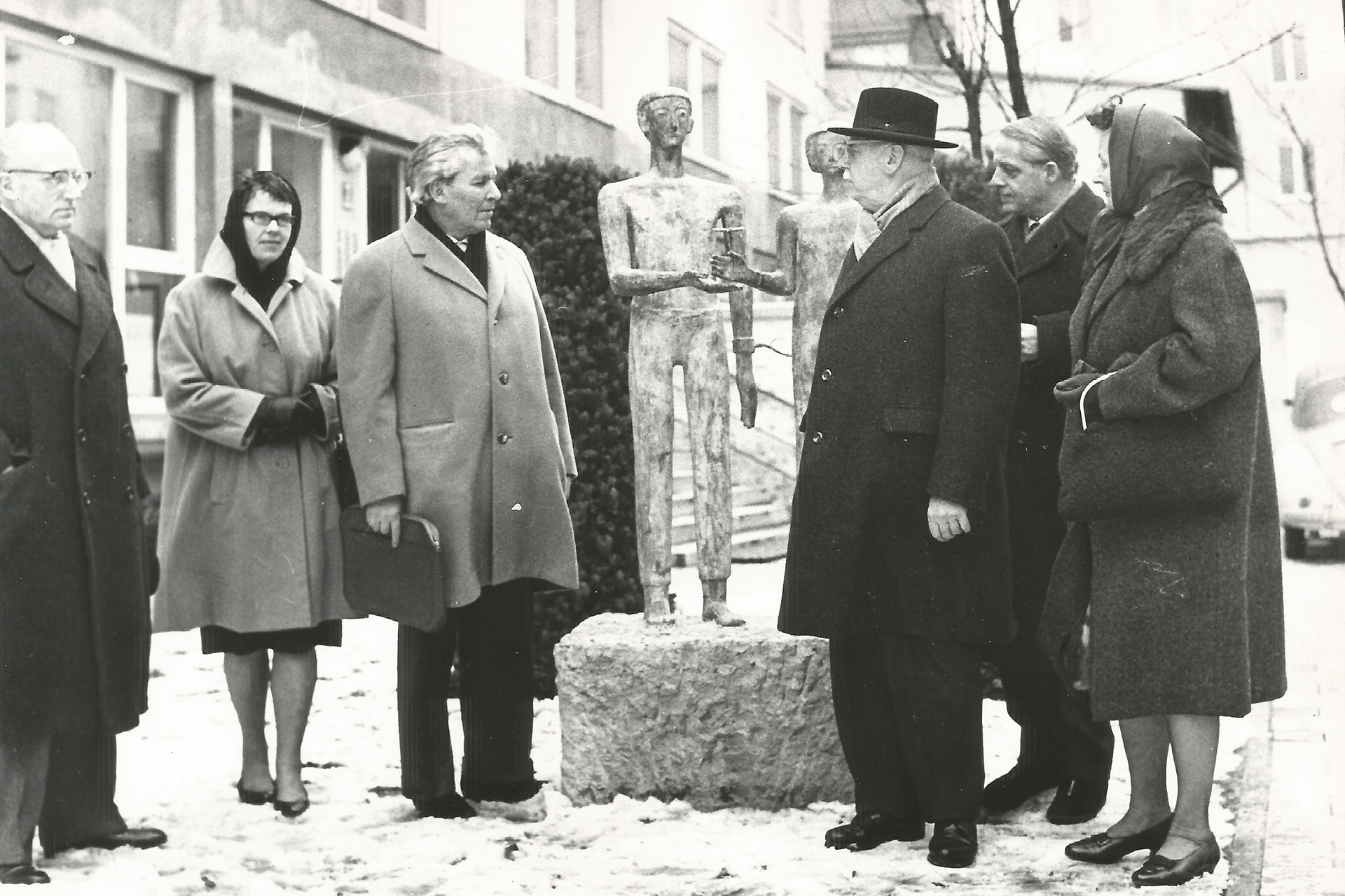 Am Denkmal: (v.l.) Dr. Marchionini, Frau Dr. Marchionini, Alexander Graf von Stauffenberg